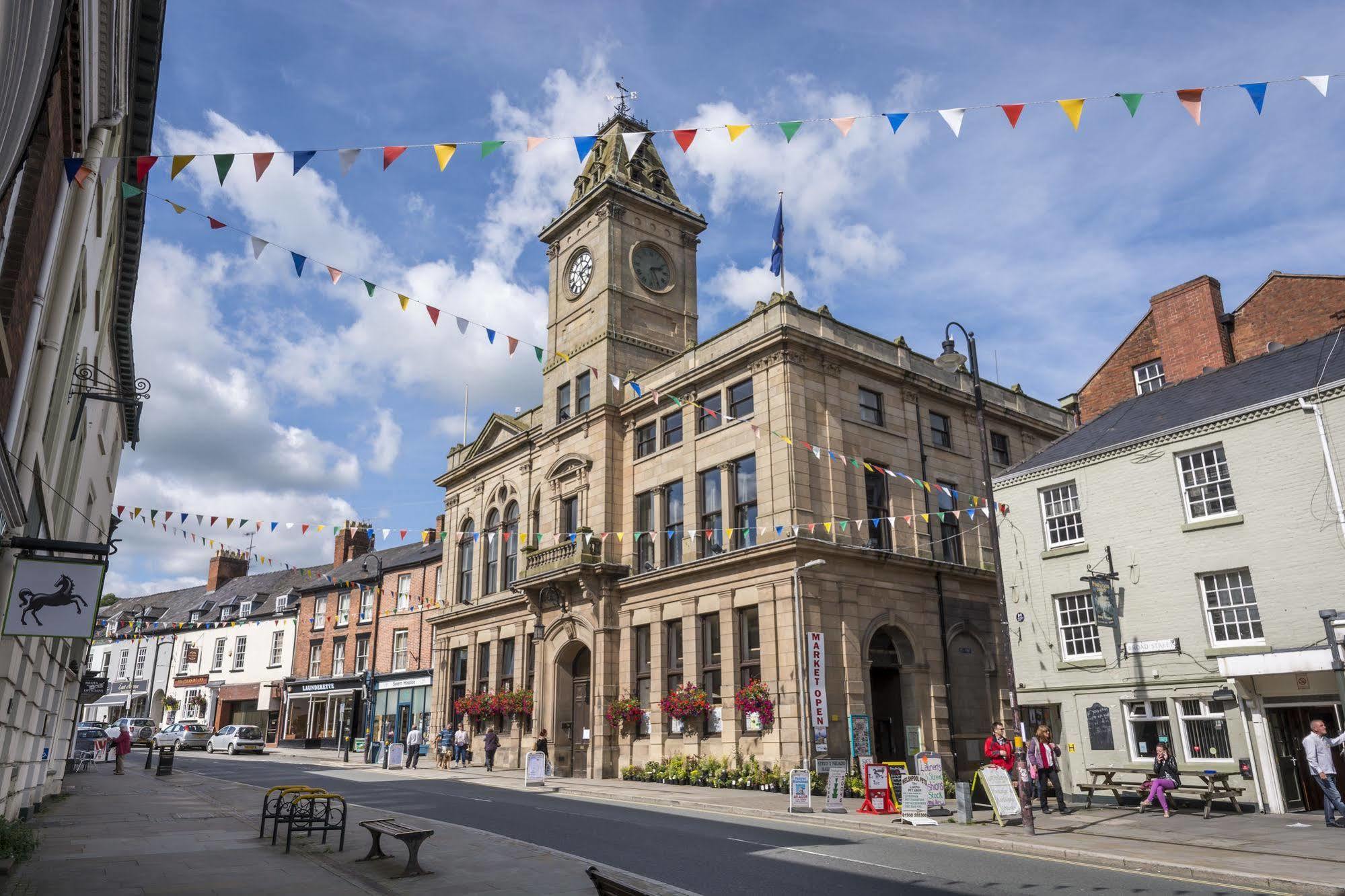 The Royal Oak Hotel, Welshpool, Mid Wales Extérieur photo