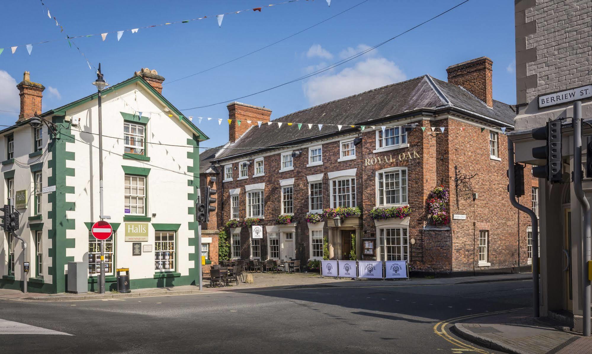 The Royal Oak Hotel, Welshpool, Mid Wales Extérieur photo