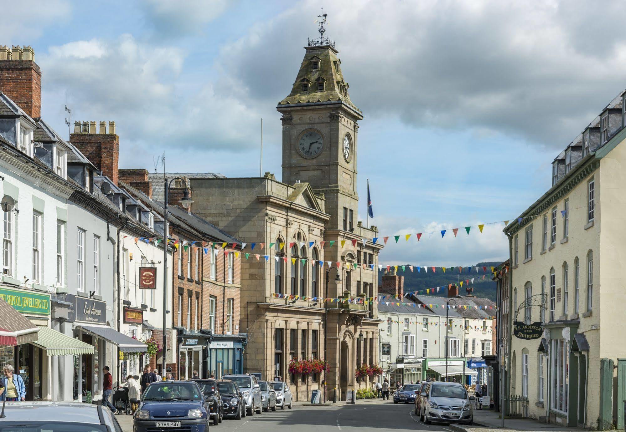 The Royal Oak Hotel, Welshpool, Mid Wales Extérieur photo